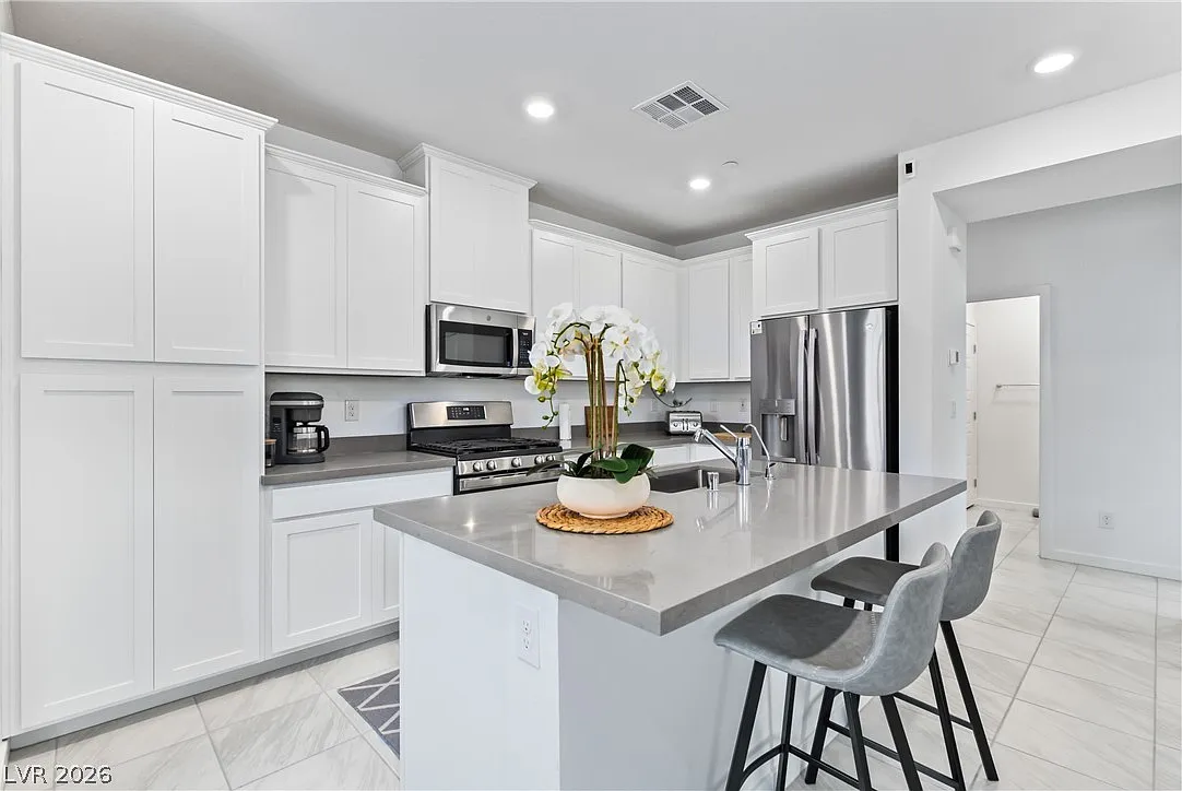 3 bed, 3.0 bath, 1541 sqft, $2,100 — Photo 2