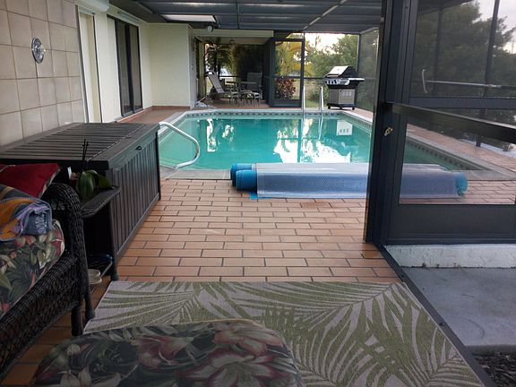 2nd image of 807 SW 40th Ter #811