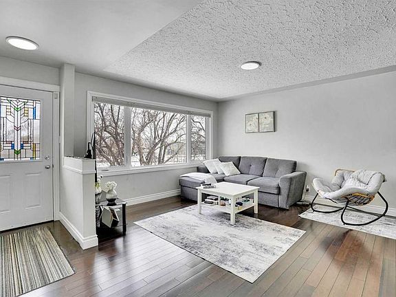 3rd image of 35 NE Meadowview Rd SW