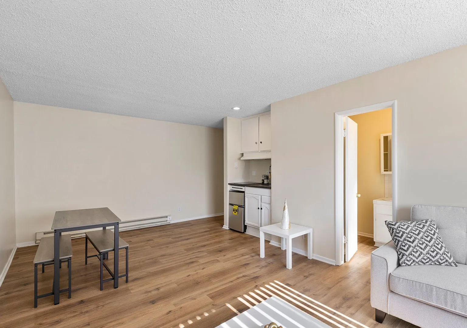 Spacious Studio Apartment - Noho Arts District — Photo 4