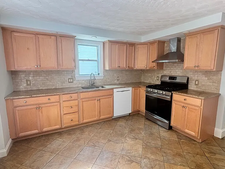 10 Mellen St #10 — Photo 10