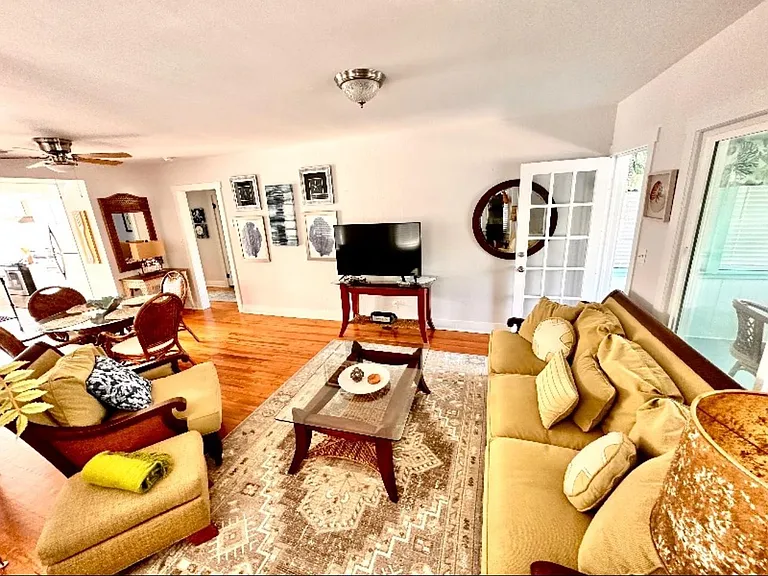136 S Oleander Ave — Photo 15