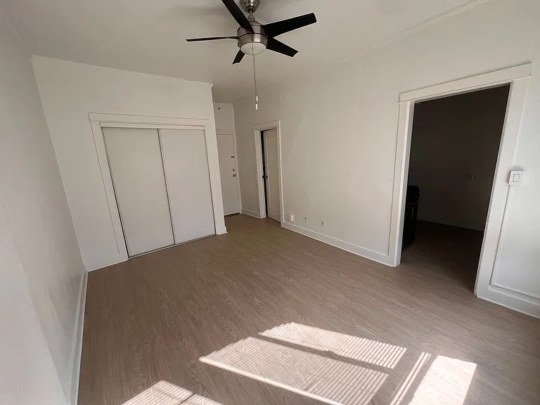 2532 DALY STREET — Photo 2