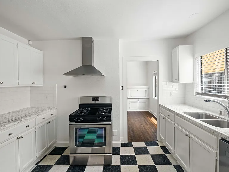 1381 S Orange Dr — Photo 18