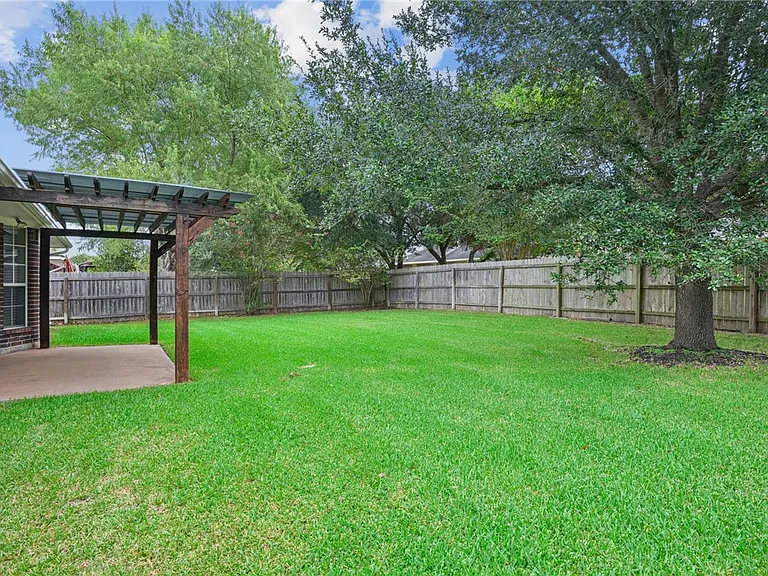 1208 Markham Ln — Photo 16