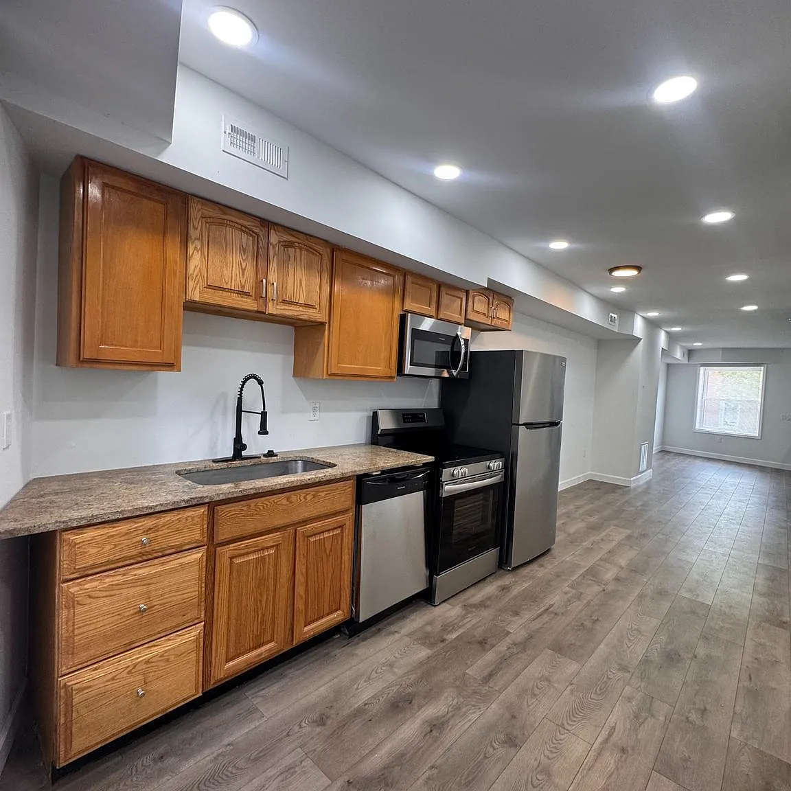 3 bed, 2.5 bath, 1176 sqft, $1,800 — Photo 4