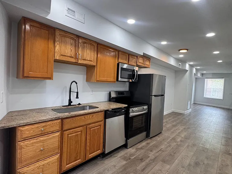 2606 W Fairmount Ave — Photo 4