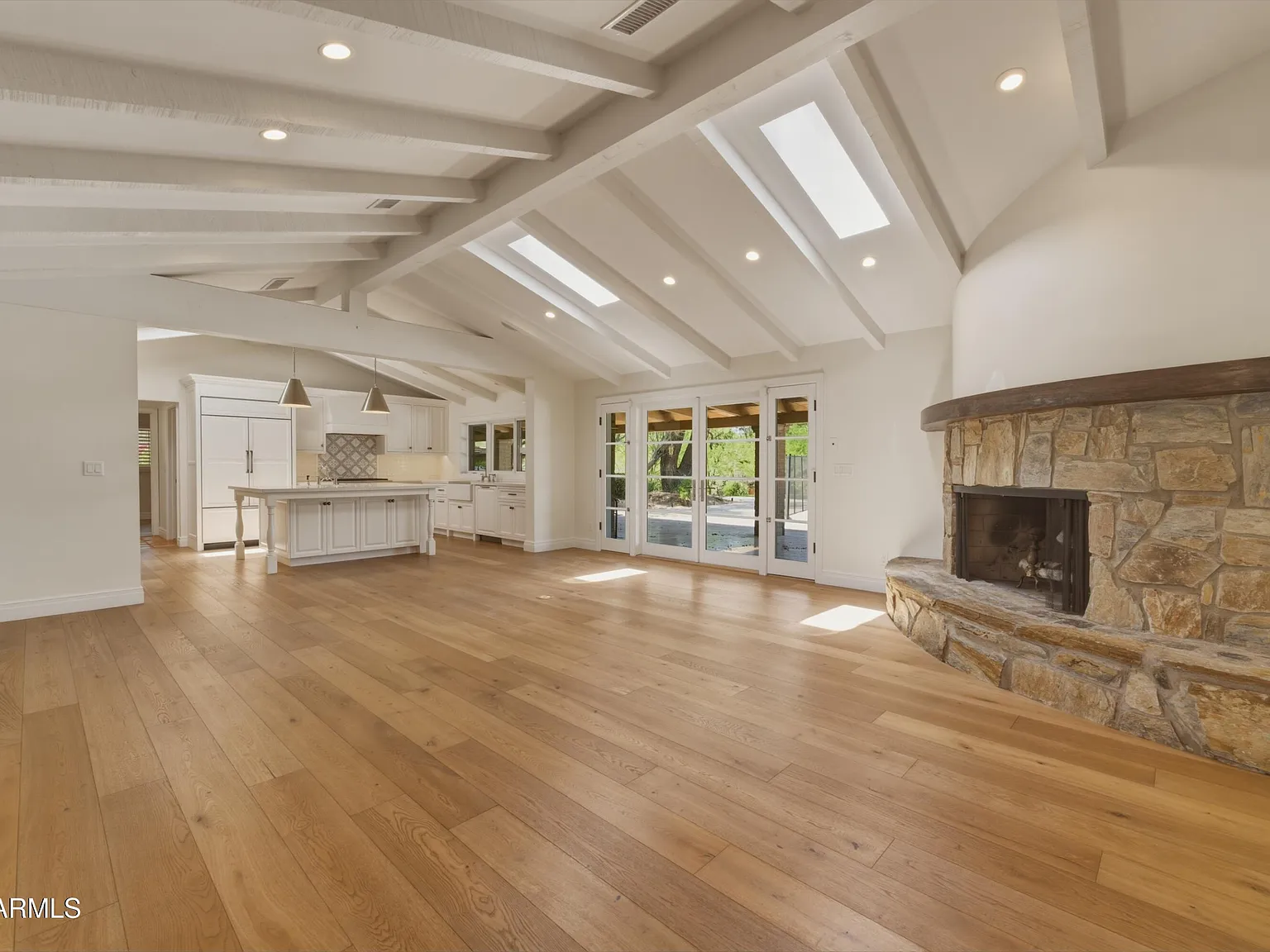 5 bed, 6.0 bath, 5301 sqft, $9,500 — Photo 1
