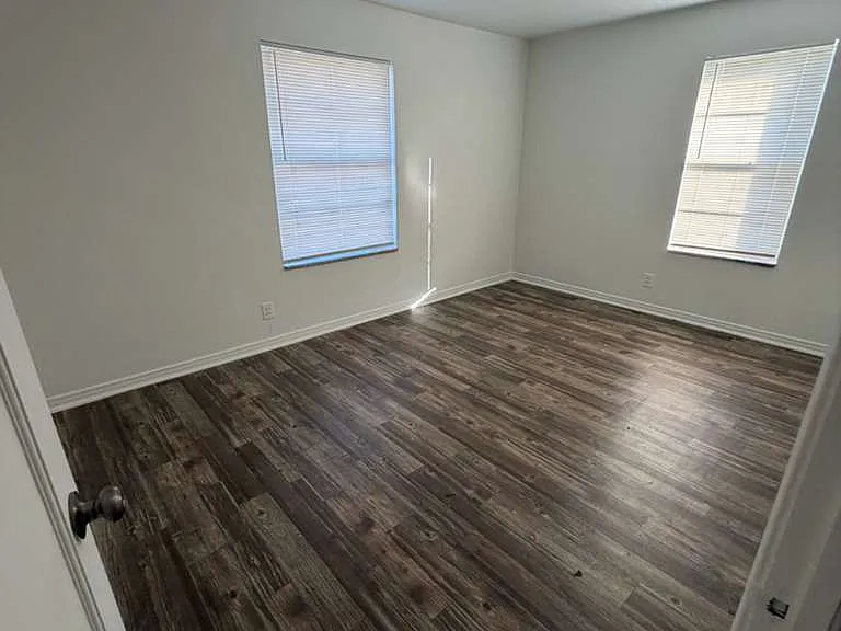 4401 N Rockwell Ave — Photo 10
