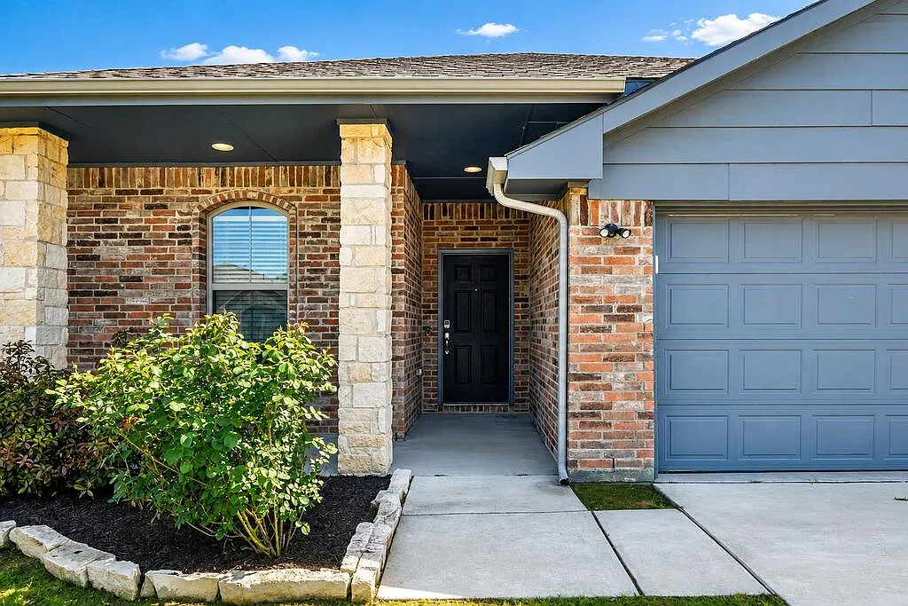 4 bed, 2.0 bath, 1705 sqft, $2,100 — Photo 3