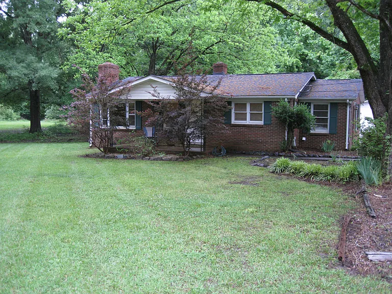 933 Chestnut Ln — Photo 2