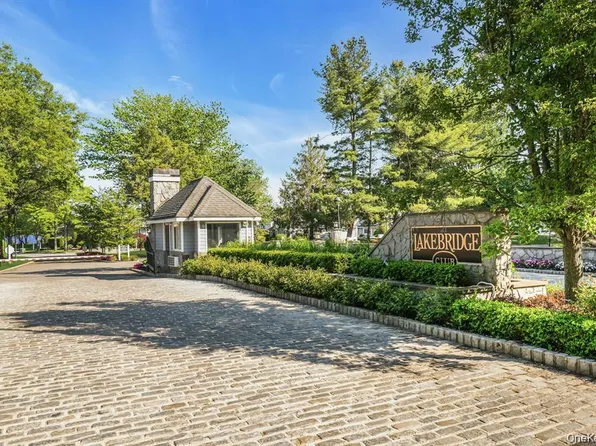 38 Lakebridge Drive S, Kings Park, NY 11754