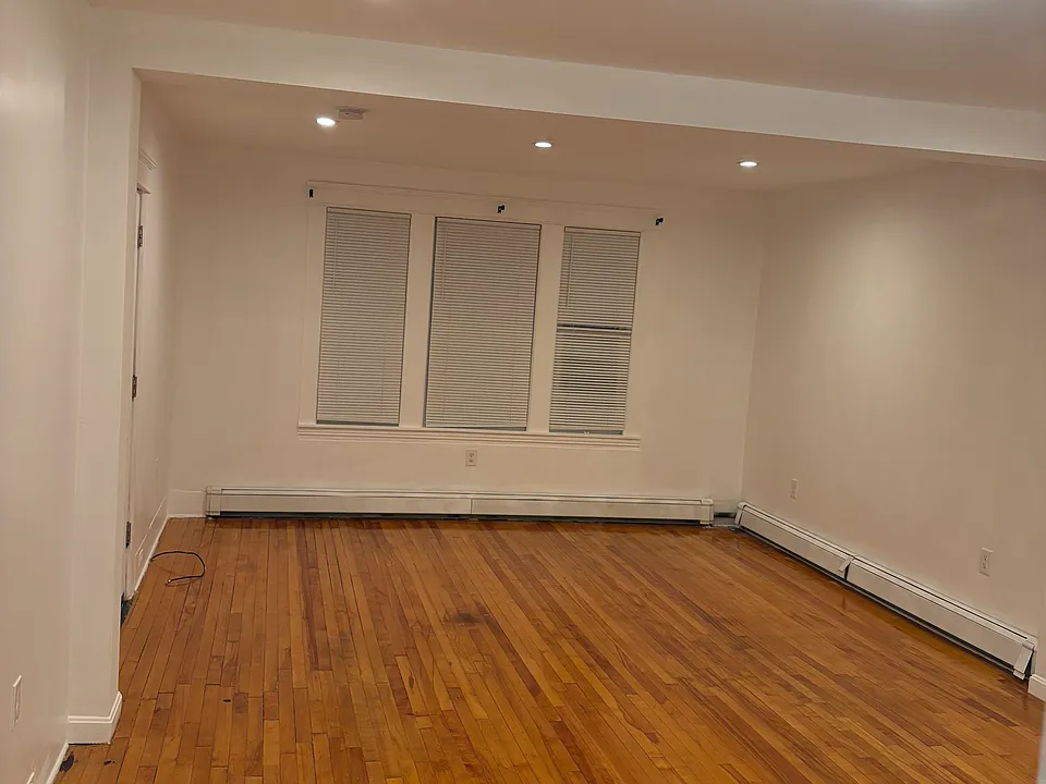 208 Perry Ave #1
