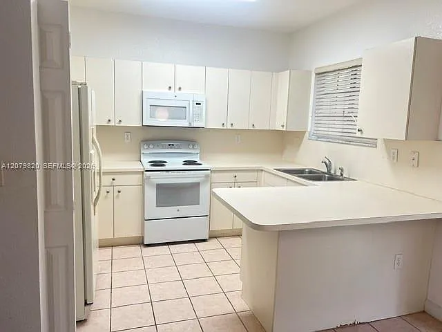 2728 NE 3rd Ct — Photo 4