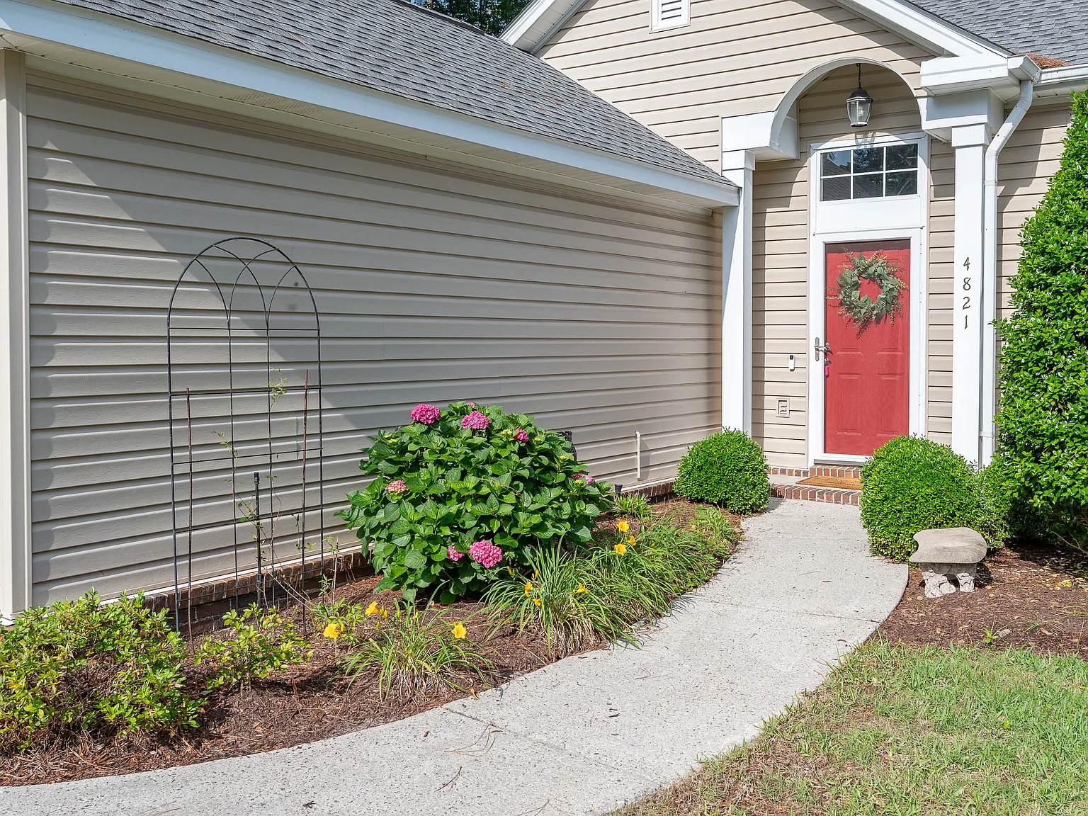 3 bed, 1750 sqft, $2,325 — Photo 3