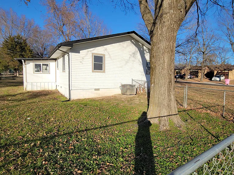 712 Gentry St — Photo 11