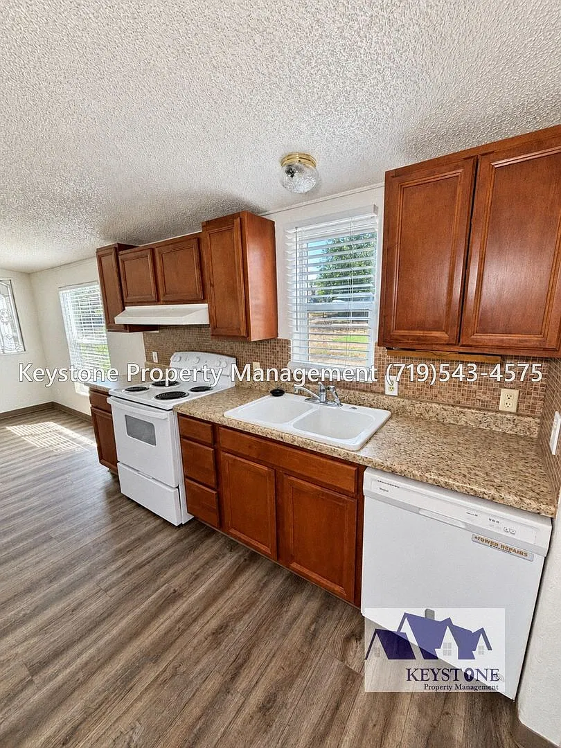 Take $800 Off 1st Month & App Fee Reimbursed! Over 2000 Sq Feet Of Living Space! $1900/$1900 — Photo 4