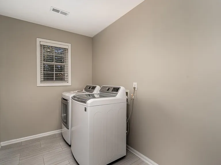 325 Dobbs Rd — Photo 17