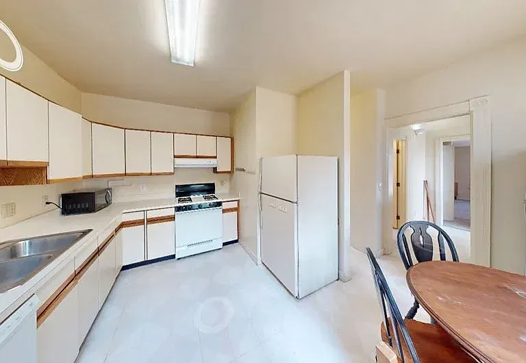 319 Catherine St — Photo 2
