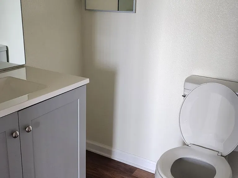 Upstairs Full Bathroom