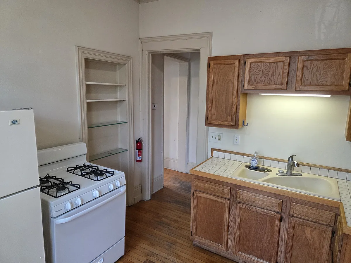 Photo 2 of 7 - 807 Ferris Ct #3 - Kalamazoo, MI Building Photo - 807 Ferris Ct #3