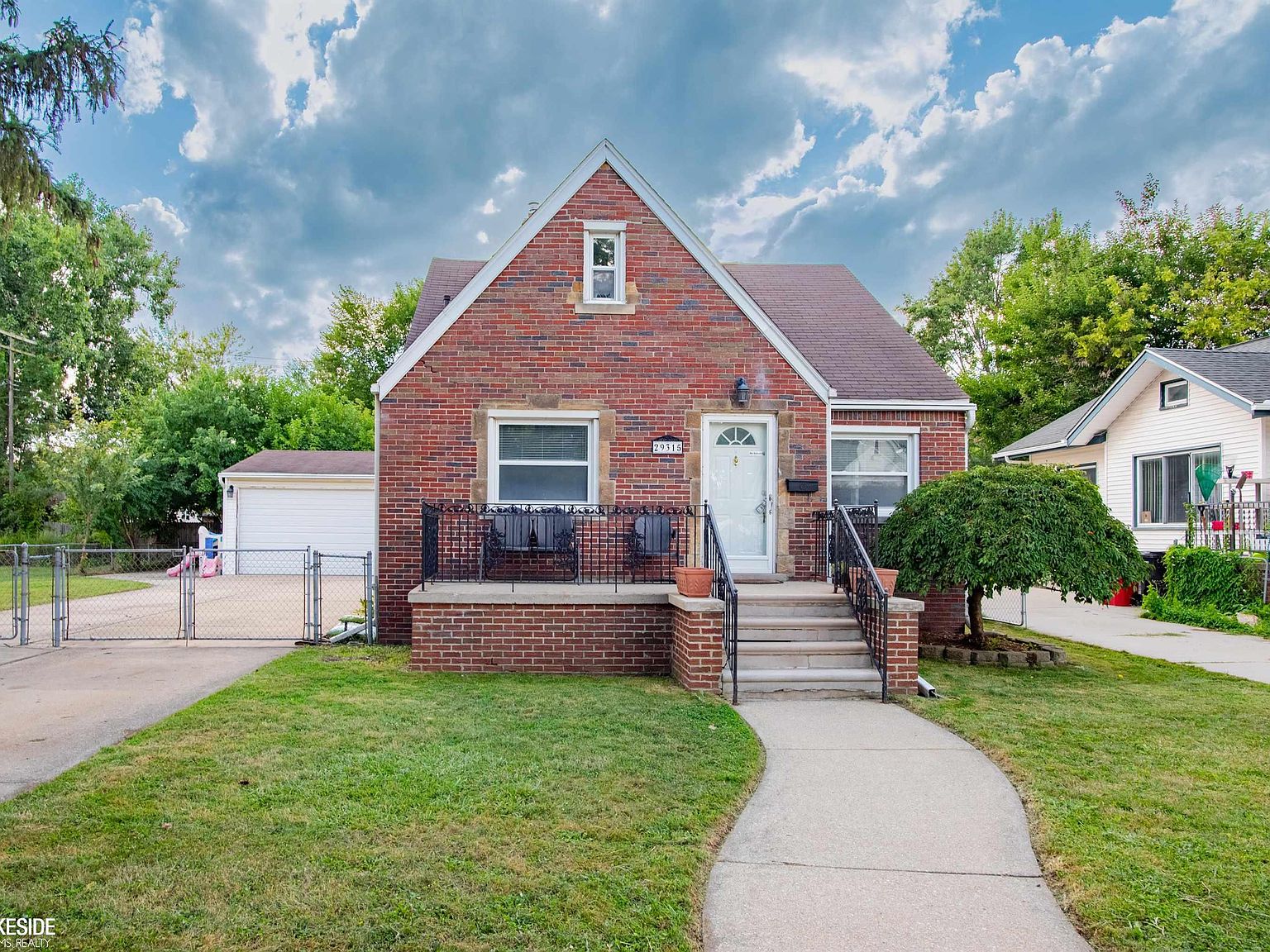 29315 Pinehurst St, Roseville, MI 48066