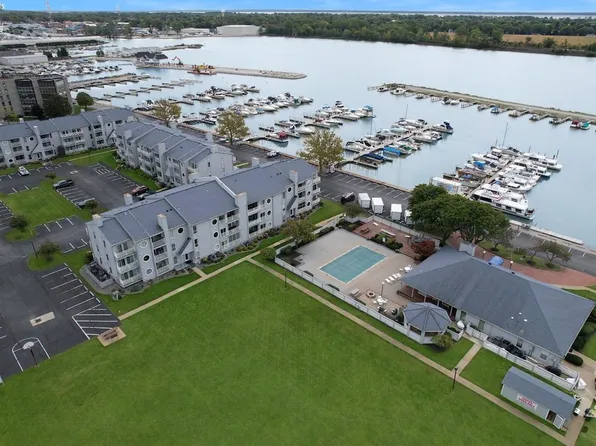 302 E Clinton Reef Dr #302, Pt Clinton, OH 43452