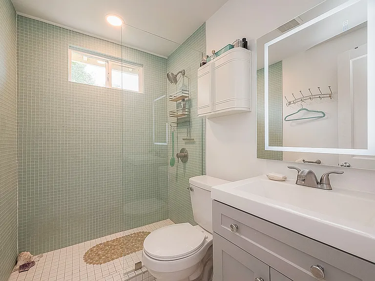 2415 1/2 Rosamond St — Photo 17