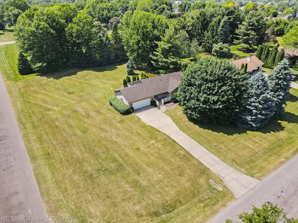 11403 Balfour Dr, Fenton, MI 48430