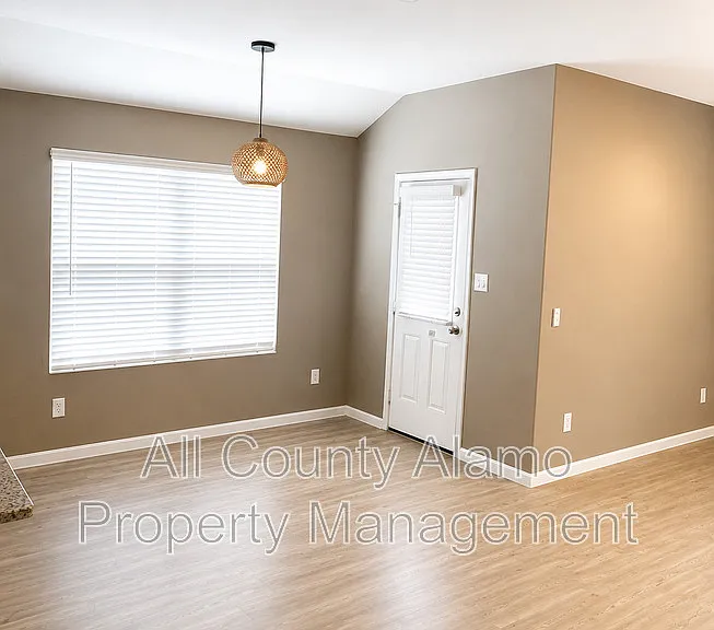 4327 Southton Loch — Photo 3