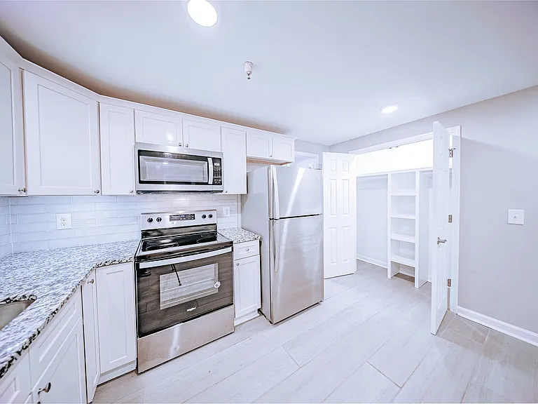 Victorian Village Apartments — Photo 5