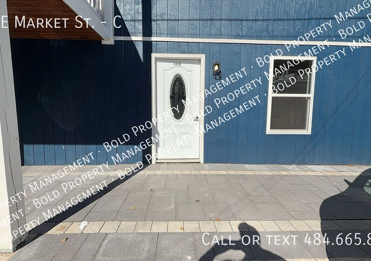 2 Bedrooms 1 Bath Apartment — Photo 1