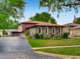 366 W Commonwealth Ln, Elmhurst, IL 60126