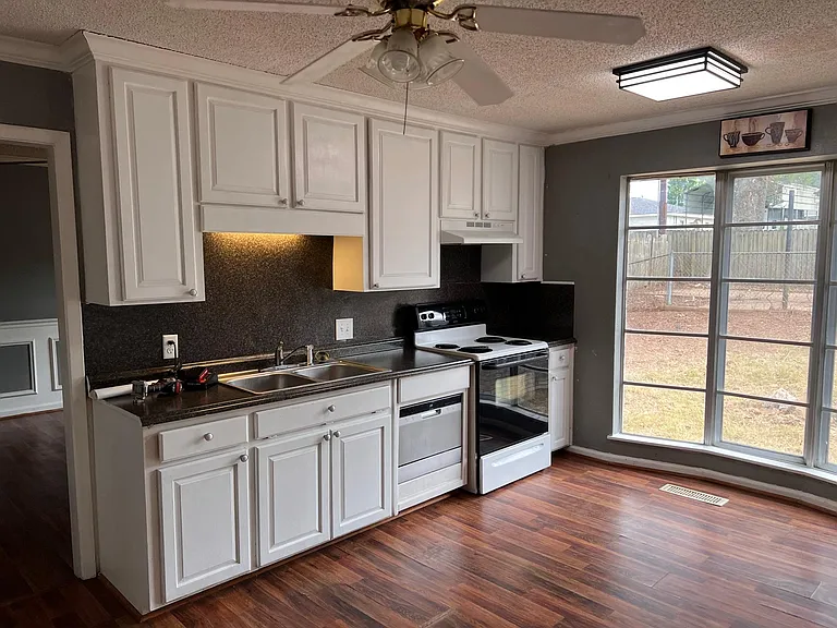 1703 Delano St — Photo 46