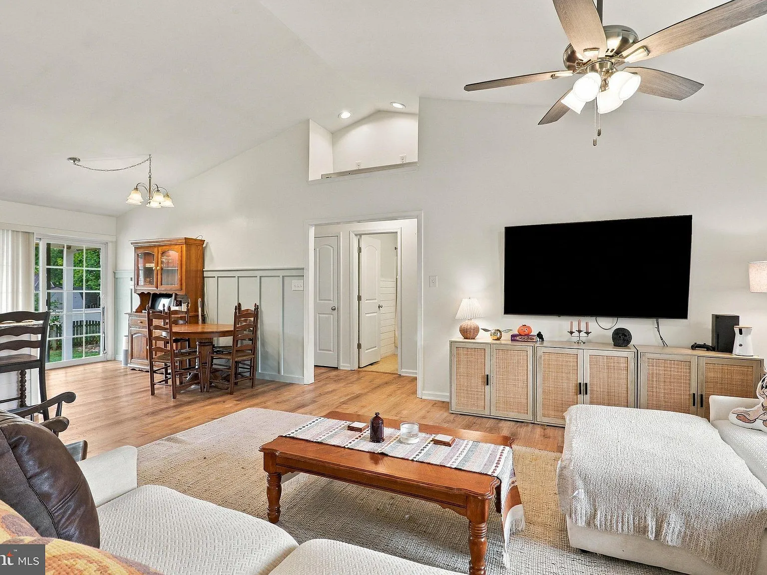 3 bed, 2.0 bath, 1472 sqft, $2,100 — Photo 2