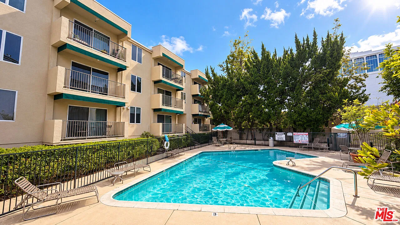 1 bed, 1.0 bath, 734 sqft, $2,995 — Photo 2