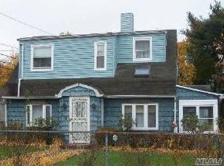 3 Elderberry Ln, Westbury, NY 11590