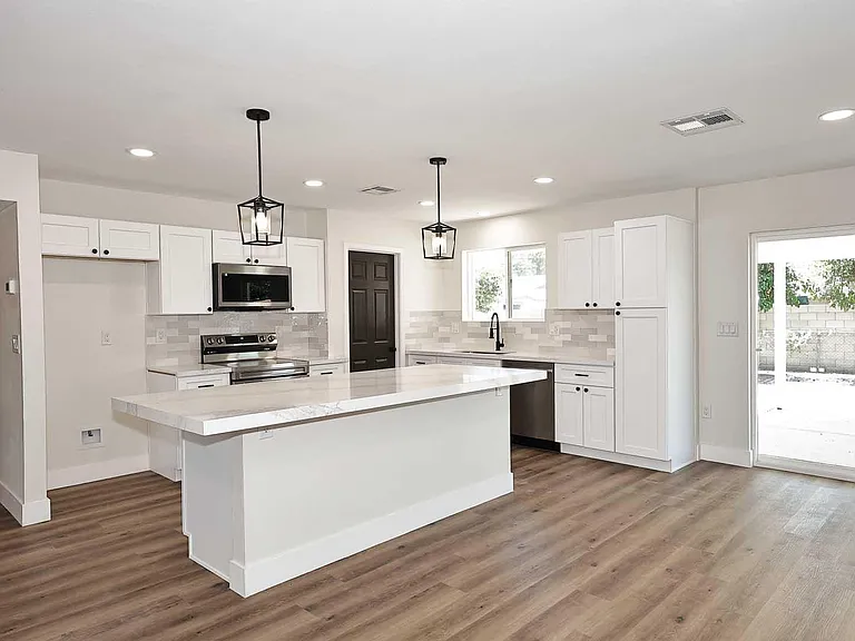 10537 W La Jolla Dr — Photo 8