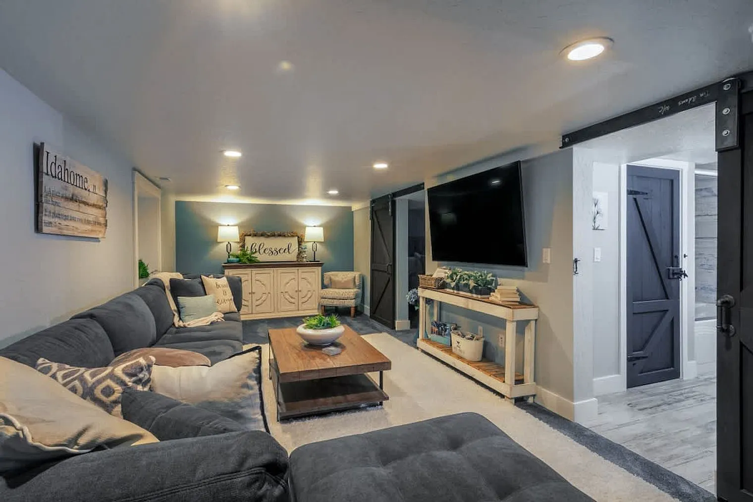 4 bed, 2.0 bath, 2561 sqft, $10,072 — Photo 4