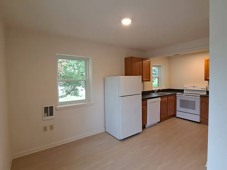 Charlotte Place Apartments — Photo 9