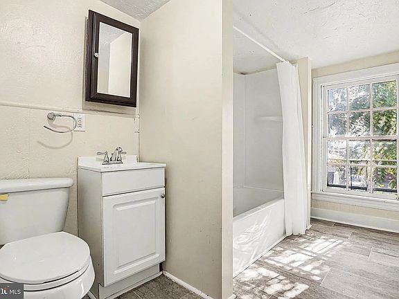 5th image of 402 S Washington St