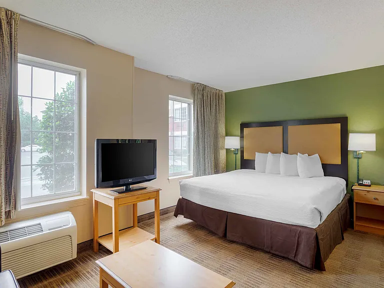 Deluxe Studio - 1 King Bed