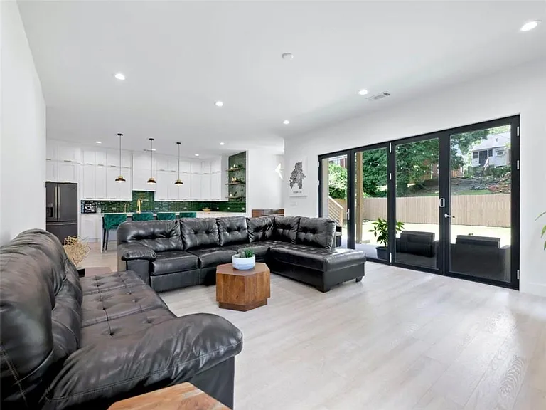 379 Enota Pl SW — Photo 17