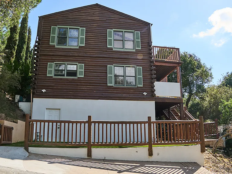 373 Loftyhill Dr — Photo 2