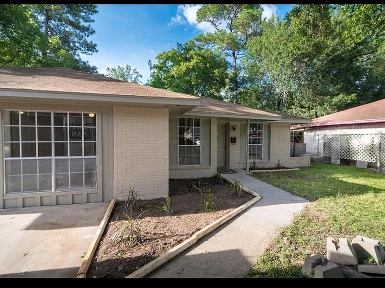 7621 Gleason Rd — Photo 2