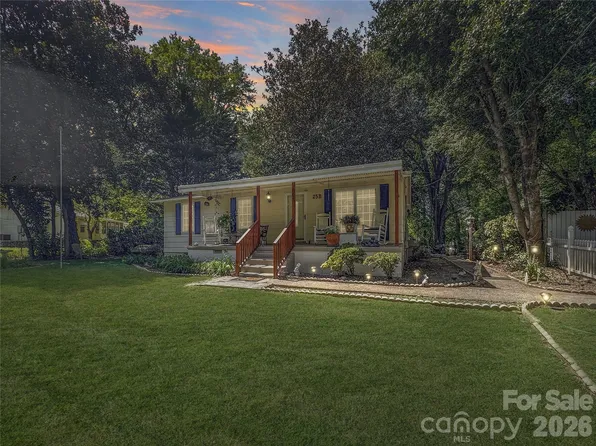 25 Stowe St, Lowell, NC 28098