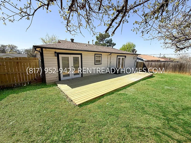 913 Harrison Dr — Photo 3