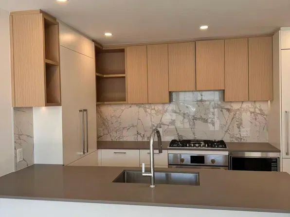6468 Willingdon Ave #308, Burnaby, BC V5H 4E4