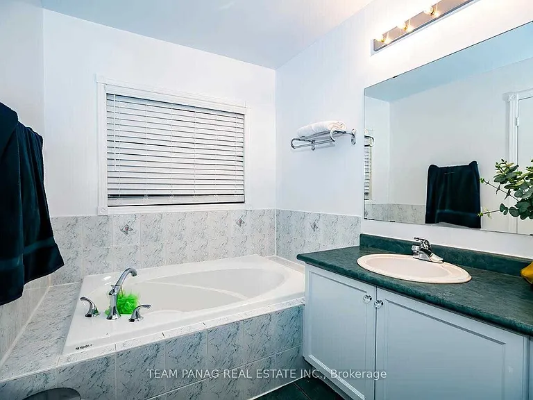 4 Queen Anne Dr — Photo 13
