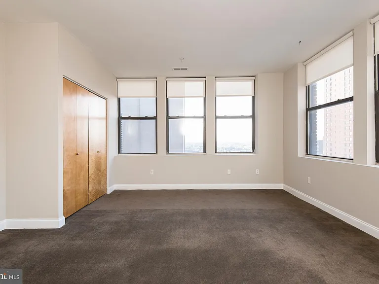 220-2 S 16th St #1002 — Photo 17
